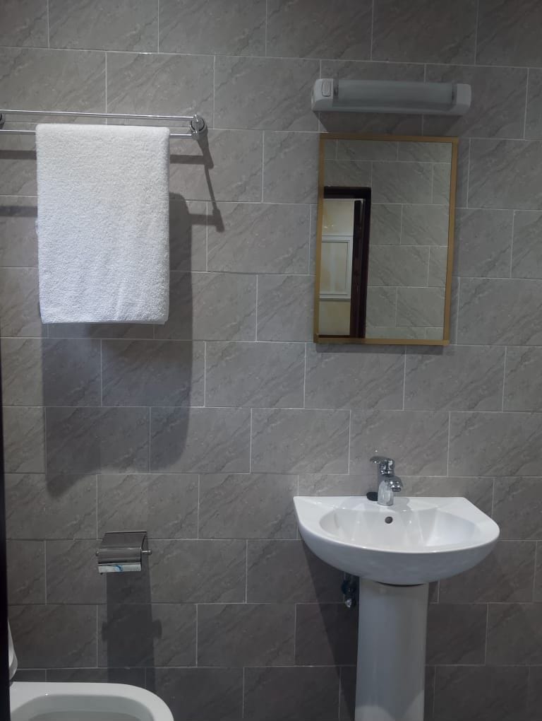 Salle d'eau privative, finitions dorées