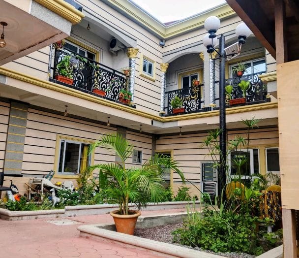 Cour intérieure végétale de l'Auberge Shabair